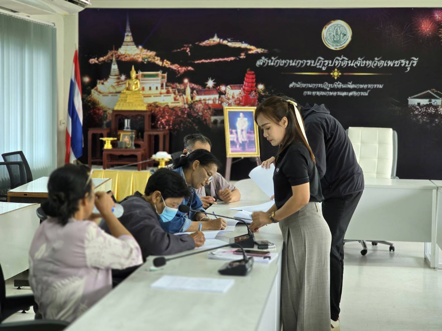 title - ปฏิรูปที่ดินจังหวัดเพชรบุรี มอบหมายกลุ่มการเงินบัญชีและจัดเก็บผลประโยชน์ ดำเนินการจัดทำสัญญากู้ยืมเงินกองทุนการปฏิรูปที่ดินเพื่อเกษตรกรรม และมอบสินเชื่อให้แก่เกษตรกรในเขตปฏิรูปที่ดินจังหวัดเพชรบุรี